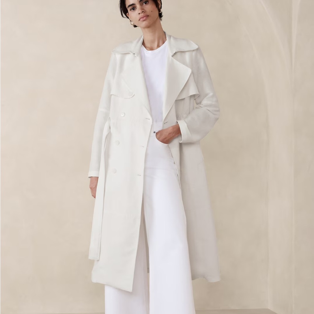 WHITE TRENCH COAT